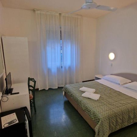 Hotel Sorriso Бренцоне-суль-Гарда Экстерьер фото