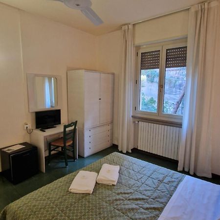 Hotel Sorriso Бренцоне-суль-Гарда Экстерьер фото