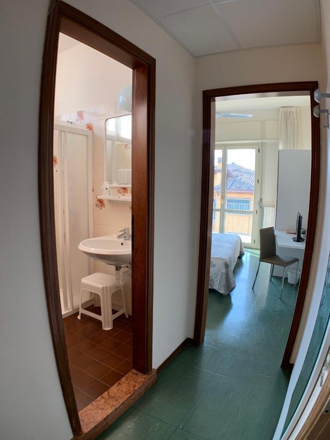 Hotel Sorriso Бренцоне-суль-Гарда Экстерьер фото