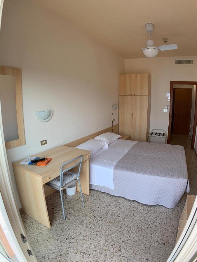 Hotel Sorriso Бренцоне-суль-Гарда Экстерьер фото