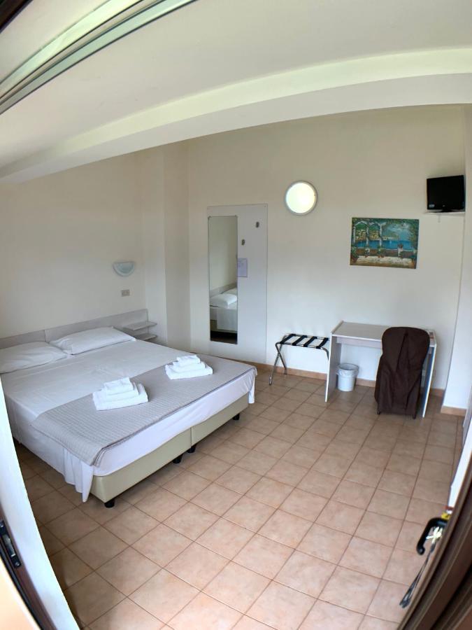 Hotel Sorriso Бренцоне-суль-Гарда Экстерьер фото