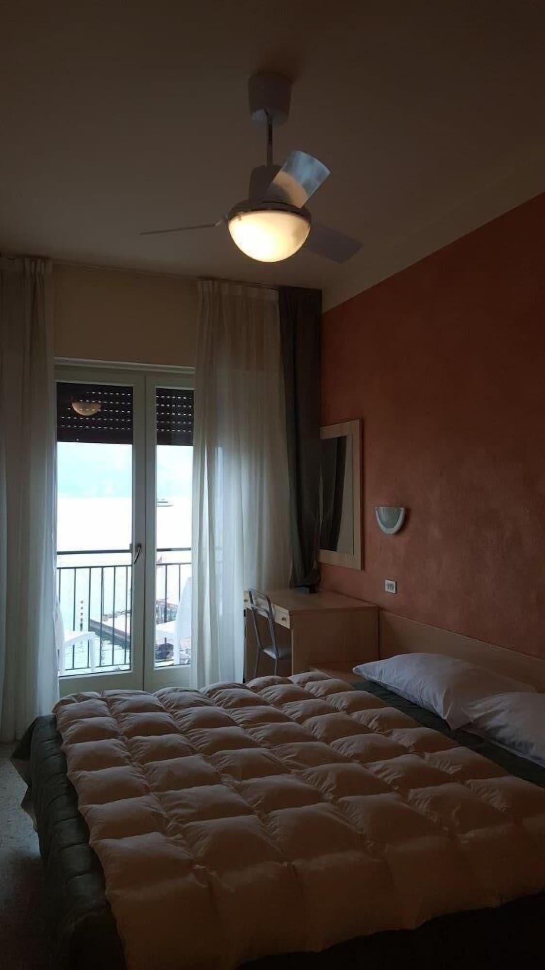 Hotel Sorriso Бренцоне-суль-Гарда Экстерьер фото
