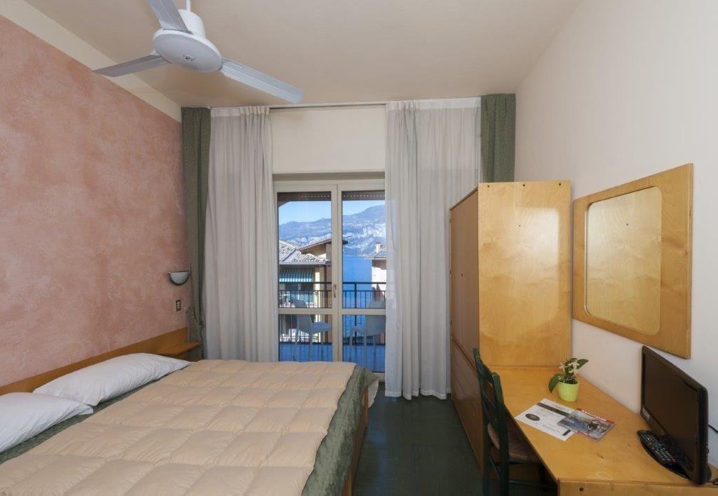 Hotel Sorriso Бренцоне-суль-Гарда Экстерьер фото