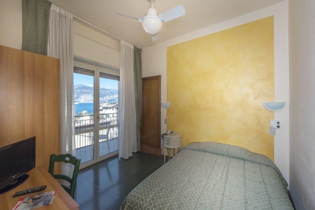 Hotel Sorriso Бренцоне-суль-Гарда Экстерьер фото