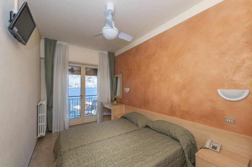 Hotel Sorriso Бренцоне-суль-Гарда Экстерьер фото