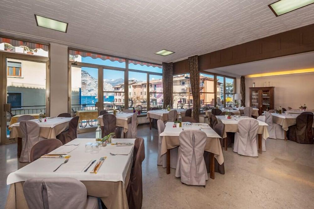 Hotel Sorriso Бренцоне-суль-Гарда Экстерьер фото