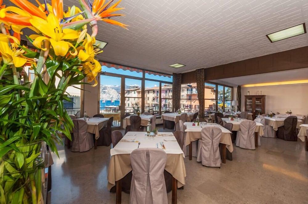 Hotel Sorriso Бренцоне-суль-Гарда Экстерьер фото