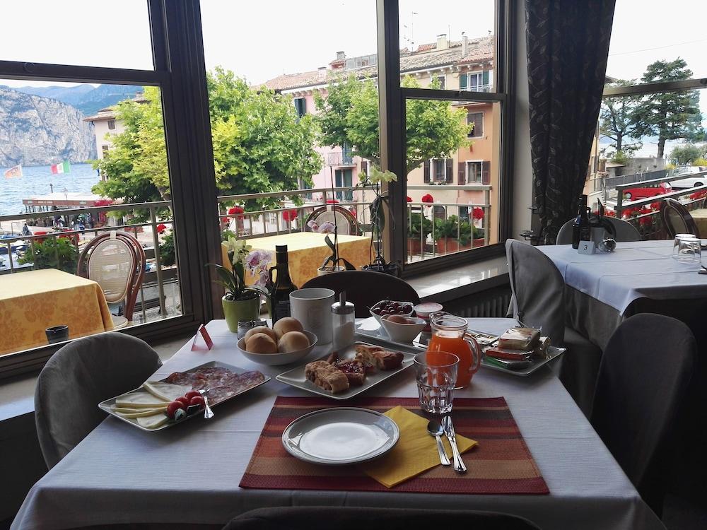 Hotel Sorriso Бренцоне-суль-Гарда Экстерьер фото