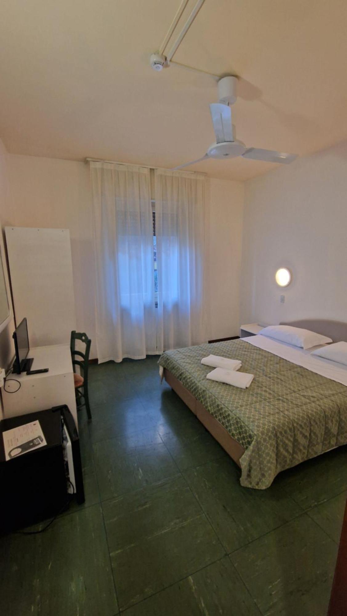 Hotel Sorriso Бренцоне-суль-Гарда Экстерьер фото