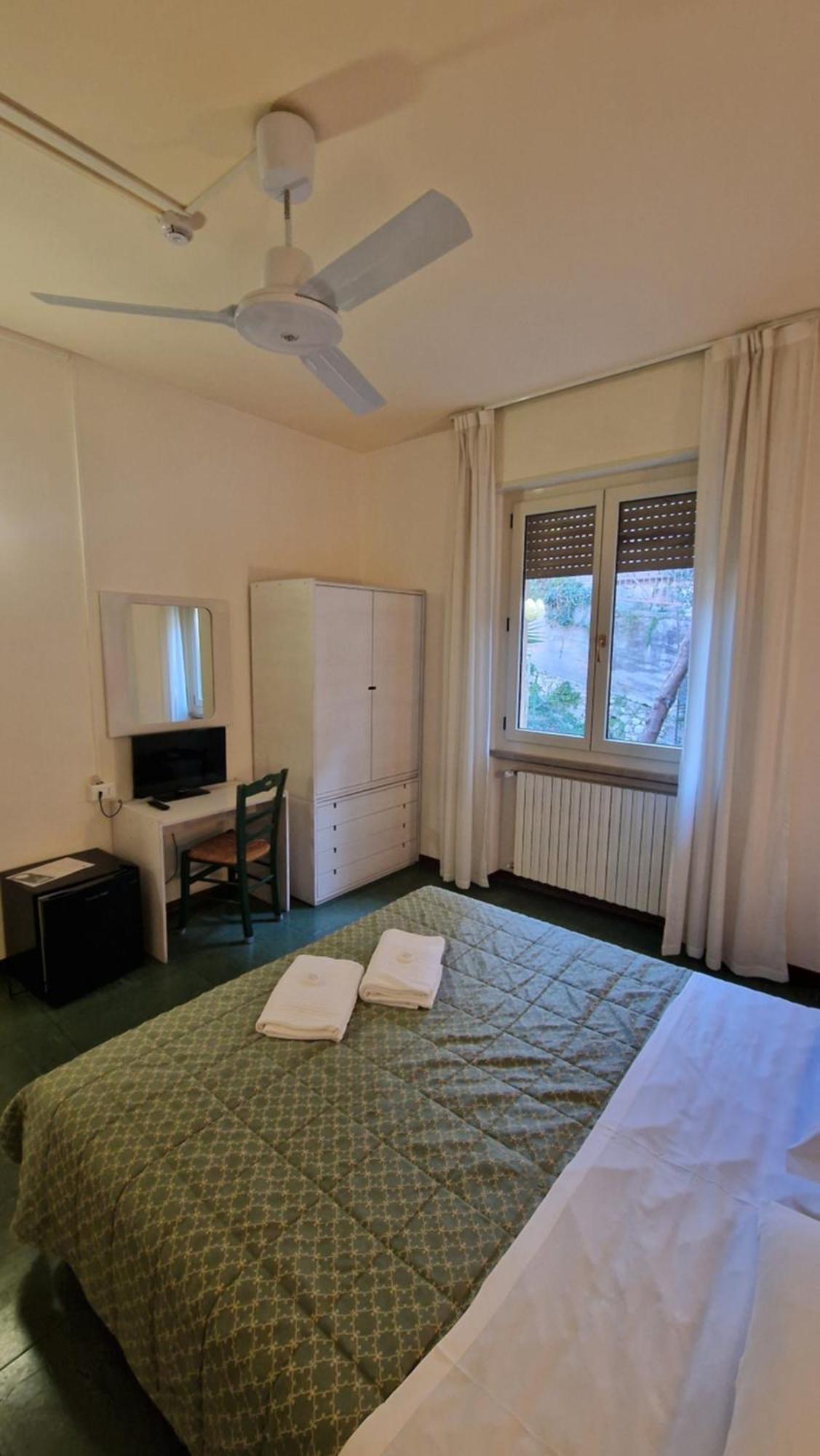 Hotel Sorriso Бренцоне-суль-Гарда Экстерьер фото