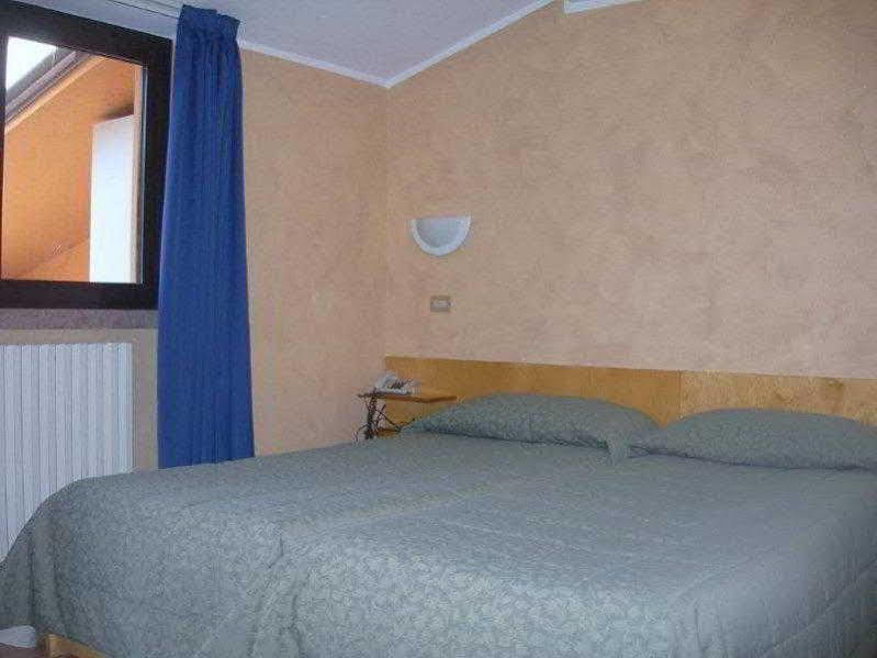 Hotel Sorriso Бренцоне-суль-Гарда Экстерьер фото