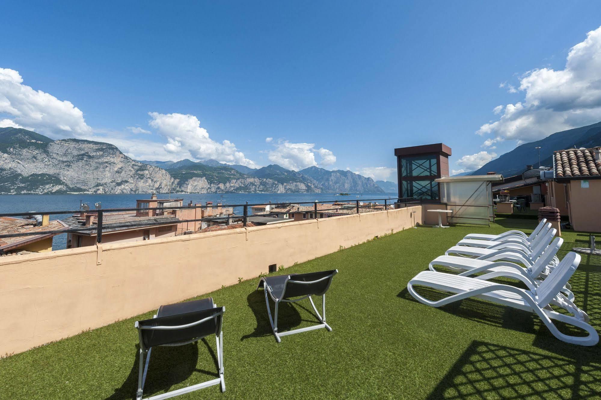 Hotel Sorriso Бренцоне-суль-Гарда Экстерьер фото